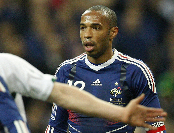 France's team captain Thierry Henry reacts in their World Cup qualifying playoff return leg match against Ireland at the Stade de France stadium in Saint Denis near Paris November 18, 2009.   REUTERS/Benoit Tessier   (FRANCE SPORT SOCCER)