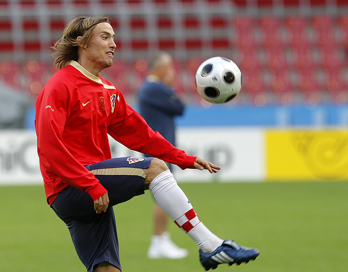 Klagenfurt, 150608.Trening hrvatske nogometne reprezentacije u Klagenfurtu na stadionu Worthersee uoci sutrasnjeg susreta s Poljskom. Dario Simic s loptom.Foto : Jakov Prkic / CROPIX