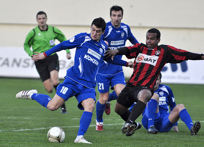 Sibenik, 211109.Stadion Subicevac.Utakmica T Com Prve HNL 15. Kolo Sibenik (modri dres) i Medjimurje Cakovec (crveno crni dres).Na fotografiji: Mehmed Alispahic 10  (Sibenik).Foto: Niksa Stipanicev / CROPIX