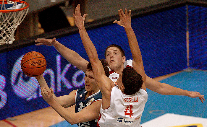Beograd, 211109Kosarkaska utakmica Jadranske lige. Susret KK Crvena Zvezda i KK Cibona.Na slici: Marko Tomas, Marko Keselj i Vladimir Stimac.Foto: Aleksandar Dimitrijevic / CROPIX
