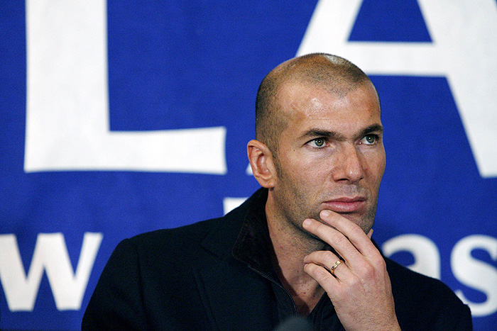 Former French national team soccer player Zinedine Zidane attends a news conference to present a new campaign of the charity organisation ELA in Rennes, western France, November 21, 2009.  REUTERS/Stephane Mahe (FRANCE POLITICS SPORT SOCCER BUSINESS)