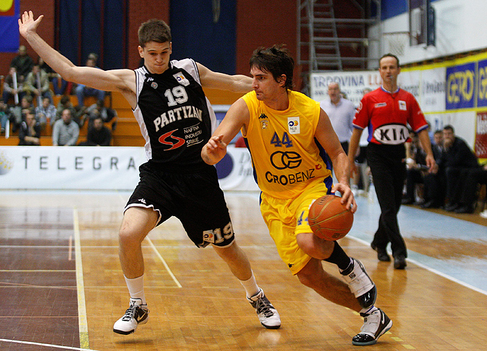 Zagreb, 211109.Dvorana Trnsko.9. kolo NLB kosarkaske lige izmedju KK Zagreba CO i KK Partizana iz Beograda.Na slici: Damir Mulaomerovic u akciji.Foto: Goran Mehkek / CROPIX