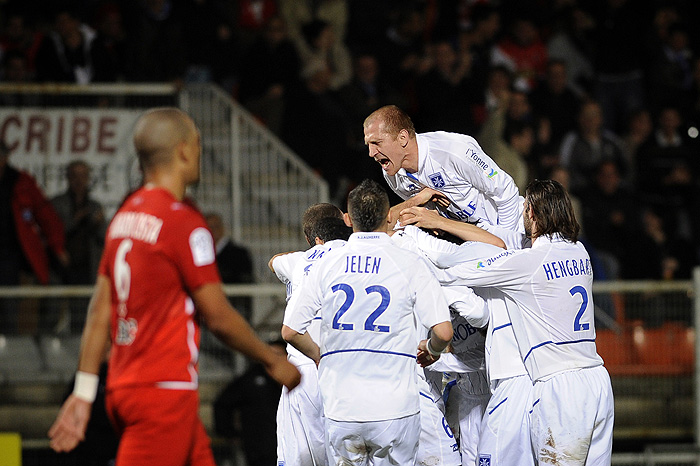 Auxerre team jubilate after Auxerre's Malian defender Adama Coulibaly scored a goal against Monaco during their French L1 football match on November 21, 2009 at the Abbe-Deschamps stadium in Auxerre. AFP PHOTO / JEFF PACHOUD