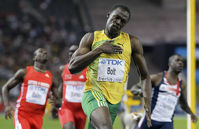 Usain Bolt of Jamaica celebrates winning the men's 100 meters final during the world athletics championships at the Olympic stadium in Berlin, August 16, 2009.  Bolt set a world record in the race.    REUTERS/Michael Dalder (GERMANY SPORT ATHLETICS)