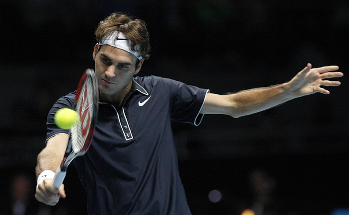 Switzerland's Roger Federer returns the ball to Britain's Andy Murray during their ATP World Tour Finals tennis match at the 02 Arena in London, Tuesday, Nov. 24, 2009. (AP Photo/Sang Tan)