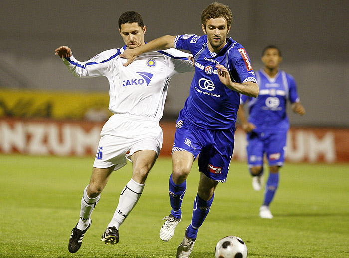 Zagreb,220409.Stadion Dinama u Maksimiru.27 kolo prve Hrvatske nogometne lige izmedju Dinama i Zadra.Na slici: Mirko Hrgovic i Naum Batkoski.Foto: Goran Mehkek / CROPIX