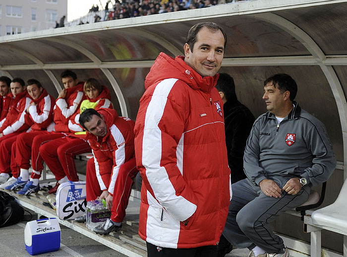 Zagreb, 251109.Hrvatski nogometni kup, prva cetvrtfinalna utakmica izmedju Zagreba i Hajduka na stadionu u Kranjcevicevoj.Na slici: Igor Stimac trener Zagreba u pozadini klupa sa rezervnim igracimaFoto: Drago Sopta / CROPIX