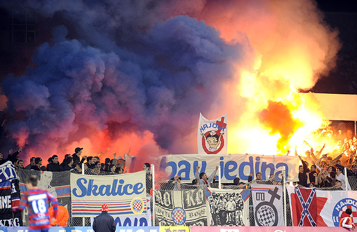 Zagreb, 251109.Hrvatski nogometni kup, prva cetvrtfinalna utakmica izmedju Zagreba i Hajduka na stadionu u Kranjcevicevoj.Na slici: navijaci Hajduka Torcida sa bakljama na istocnoj tribini.Foto: Drago Sopta / CROPIX