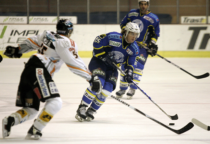 Zagreb,271109Hokej na ledu, EBEL liga Medvescak - Linz u dvorani Doma sportova. Franklin Macdonald (Linz) i Andy Sertich (Medvescak).Foto: Ranko Suvar / CROPIX