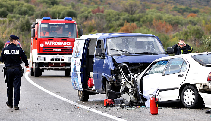 Kapela, 281109.Teska prometna nesreca u kojoj su dvije osobe smrtno stradale dogodila se na D8 predio Kapela izmedju Vodica i Pirovca. Do nesrece je doslo kad je kombi VW presao u suprotni prometni trak i udario u Rover ST oznaka na kojeg je potom naletio Volvo. Ocevid je u tijeku. Foto: Niksa Stipanicev / CROPIX