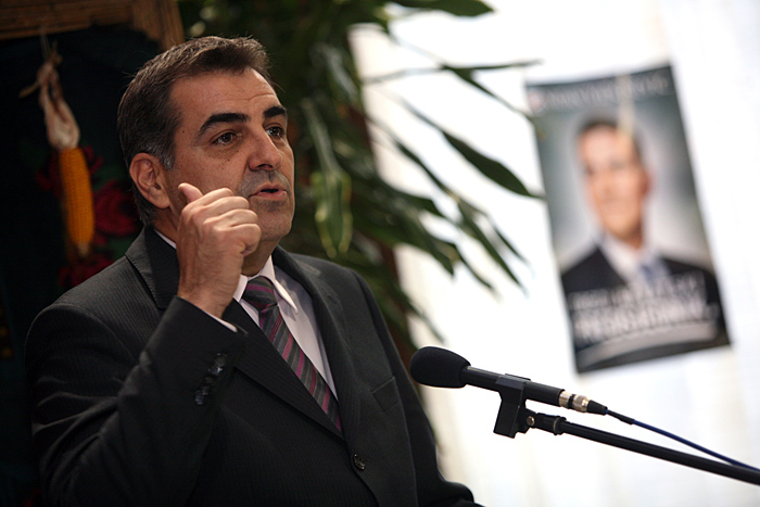 Slavonski Brod 281109.Predsjednicki kandidat Nadan Vidosevic u sklopu svoje izborne kampanje posjetio je Slavonski Brod.U Domu umirovljenika odrzao je govor pred oko dvjestotinjak umirovljenika i upoznao ih s promjenama koje bi napravio kao predsjednik a koje su vezane za pitanja umirovljenika.Na slici Nadan Vidosevic.Foto: Danijel Soldo / CROPIX