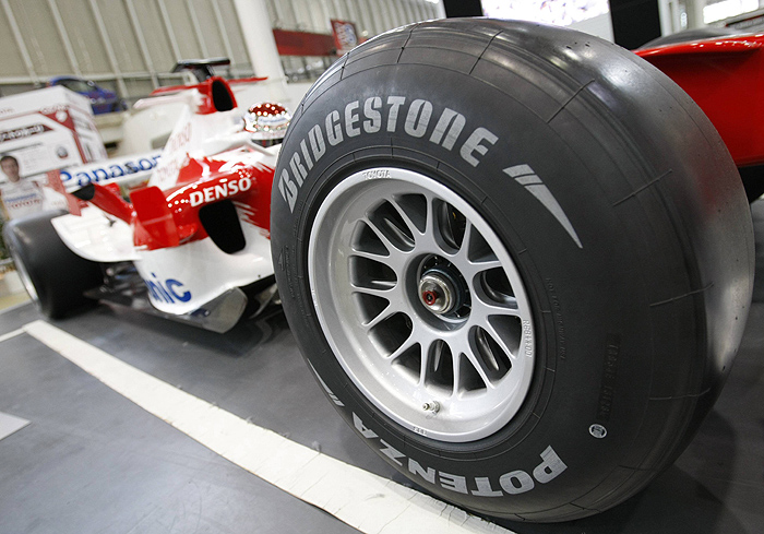 Bridgestone tires are equipped with Toyota's Formula One racing car displayed at a Totota showroom in Tokyo November 5, 2009.   REUTERS/Toru Hanai (JAPAN TRANSPORT BUSINESS)