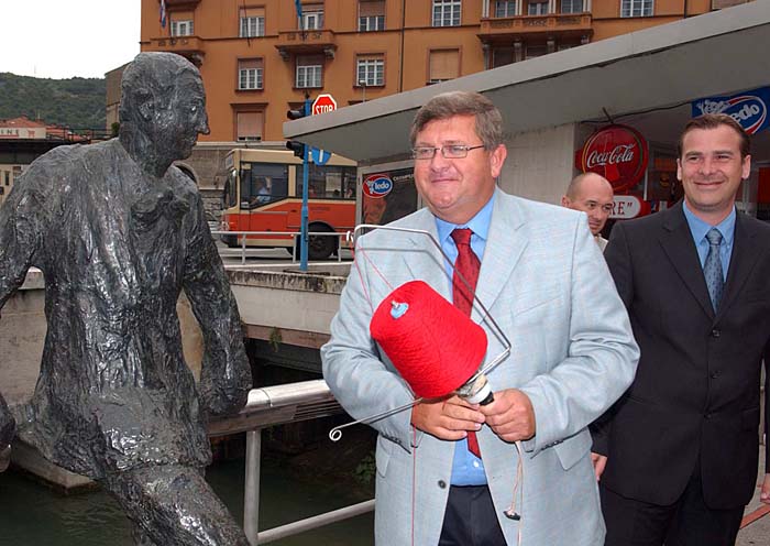     rijeka,270806kravataakcija kravatom oko hrvatske u rijecigradonacelnik vokjo obersnel na mostu kod spomenika janku polic kamovfoto zeljko sop-pok-                           