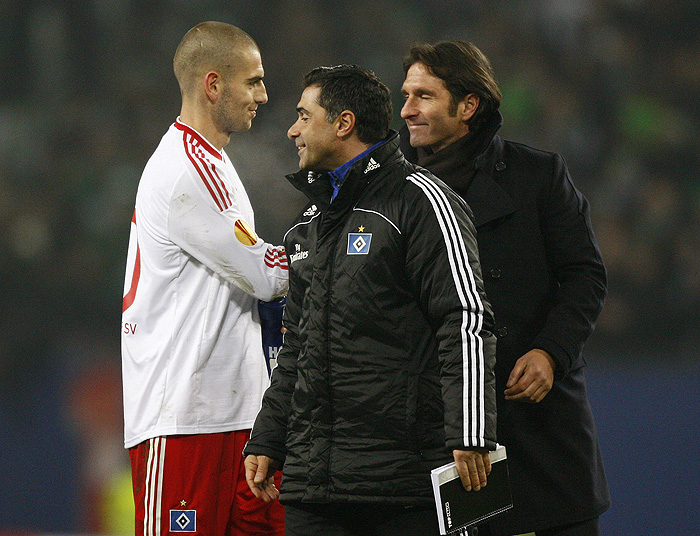 Hamburg SV's coach Bruno Labbadia (R), assistant coach Eddy Soezer and Mladen Petric (L) smile following their victory over Rapid Vienna in their Europa League soccer match in Hamburg December 2, 2009.    REUTERS/Christian Charisius  (GERMANY SPORT SOCCER)