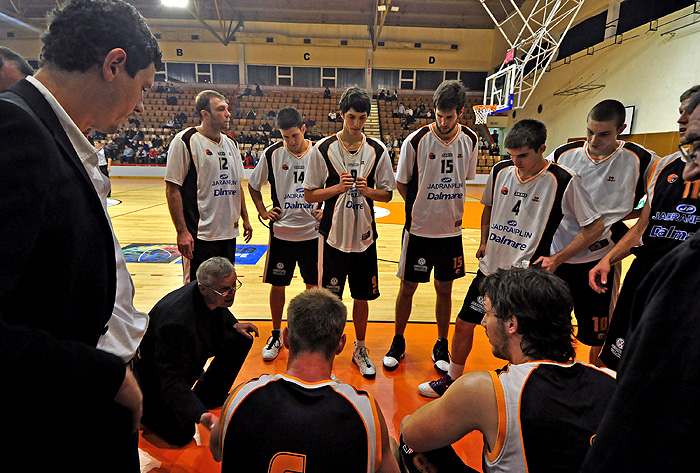 Sibenik, 071109.Dvorana Baldekin.Kosarka, susret 4. kola A1 lige Sibenik (crni dresovi) - Dubrovnik (bijeli dresovi).Na slici: igraci Sibenika na klupi za vrijeme time outa.Foto: Niksa Stipanicev / CROPIX