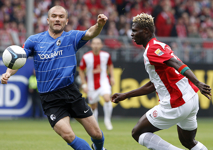 Aristide Bance from Mainz, right, and Ivica Banovic from Freiburg, left, challenge for the ball during the German first division Bundesliga soccer match between 1. FSV Mainz 05 and SC Freiburg in Mainz, Germany, on Saturday, Oct. 24, 2009. (AP Photo/Daniel Roland) **NO MOBILE USE UNTIL 2 HOURS AFTER THE MATCH, WEBSITE USERS ARE OBLIGED TO COMPLY WITH DFL-RESTRICTIONS, SEE INSTRUCTIONS FOR DETAILS **