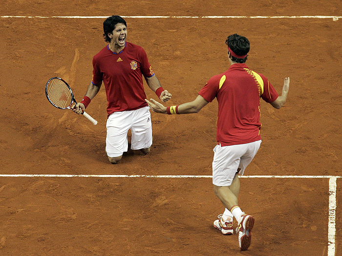 Spain's Fernando Verdasco (L) and team mate Feliciano Lopez celebrate after winning their Davis Cup final doubles tennis match against Czech Republic's Tomas Berdych and Radek Stepanek at the Palau Sant Jordi indoor arena in Barcelona, December 5, 2009.  Spain beat the Czech Republic 3-0 to win their fourth Davis Cup. REUTERS/Marti Fradera (SPAIN SPORT TENNIS)