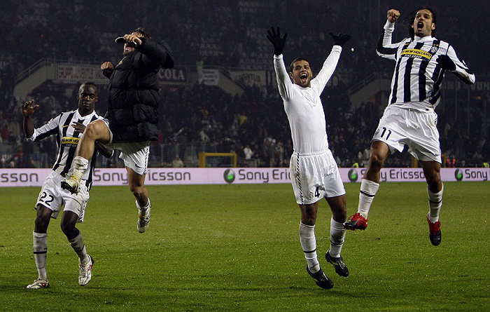 Juventus' Felipe Melo (2nd R) celebrates with his teammates Amauri (R), Diego and Mohamed Sissoko (L) at the end of their Serie A soccer match against Inter Milan at the Olympic stadium in Turin, December 5, 2009.              REUTERS/Stefano Rellandini (ITALY SPORT SOCCER)