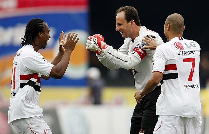 Sao Paulo's Goalkeeper Rogerio Ceni (C) celebrates with team mates Arouca (L) and J. Wagner after scoring against Sport during their Brazilian championship soccer match in Sao Paulo December 6, 2009.  REUTERS/Paulo Whitaker (BRAZIL SPORT SOCCER)