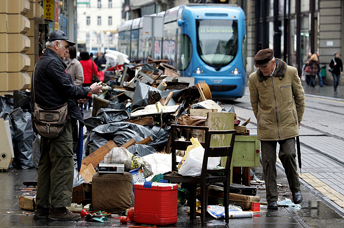 Zagreb, 300309.Netko je na Ilici ispred kucnog broja 10 poslozio vecu kolicinu smeca, iako na rasporedu odvoza krupnog otpada zagrebacke Cistoce taj dio grada nije na rasporedu odvoza.Foto: Davor Pongracic / CROPIX