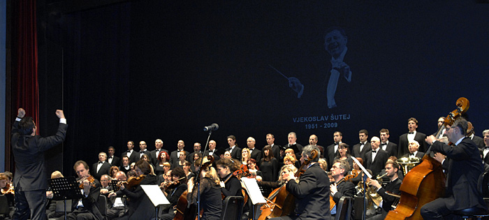 Split, 081209.Komemoracija velikom dirigentu Vjekoslavu Suteju u HNK Split . Vjekoslav Sutej bio je dugogodisnji ravnatelja Opere i prvi dirigenta Opere HNK Split. Na slici : kolege glazbenici poklonili se umjetniku.Foto : Jadran Babic / CROPIX