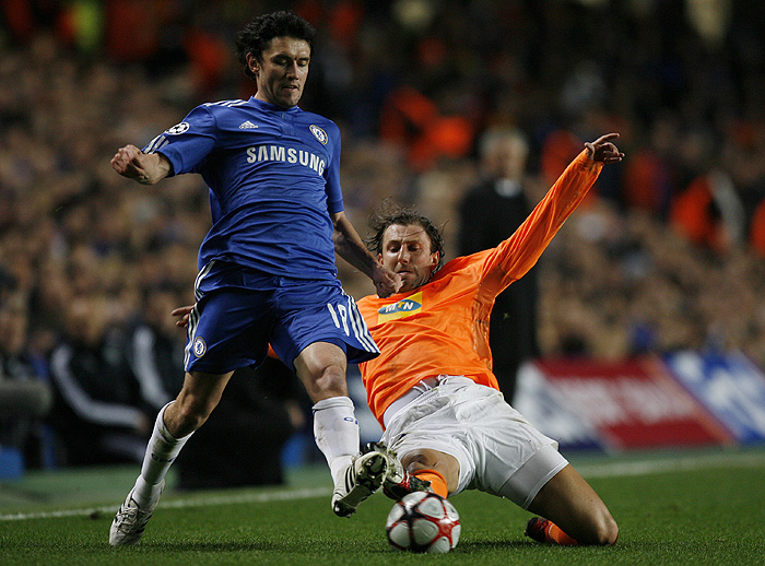 Chelsea's Yuri Zhirkov (L) is challenged by Apoel Nicosia's Polish player Kamil Kosowski during their Champions League Group D match at Stamford Bridge in London, England, on December 8, 2009. AFP PHOTO/Ian Kington