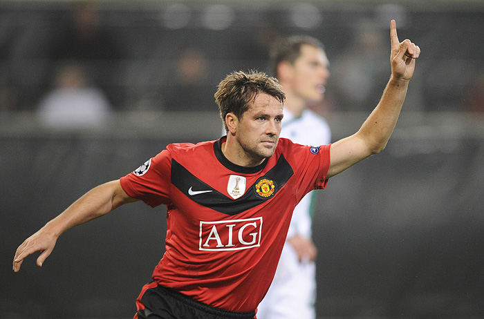Manchester United's Michael Owen celebrates after scoring during the UEFA Champions League group B football match Wolfsburg vs Manchester United in the northern German city of Wolfsburg on December 8, 2009.    AFP PHOTO / JOHN MACDOUGALL