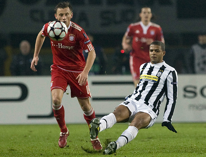 Juventus'  Felipe Melo, at right, in action with Bayern Munich's Ivica Olic, during a Champions League, Group A, soccer match between Juventus and Bayern Munich at the Olympic stadium in Turin, Italy, Tuesday, Dec. 8, 2009 (AP Photo/Massimo Pinca)