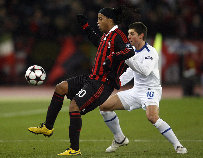 AC Milan's Ronaldinho (L) challenges FC Zurich Philippe Koch during their Champions League soccer match in Zurich December 8, 2009.     REUTERS/Arnd Wiegmann (SWITZERLAND SPORT SOCCER)