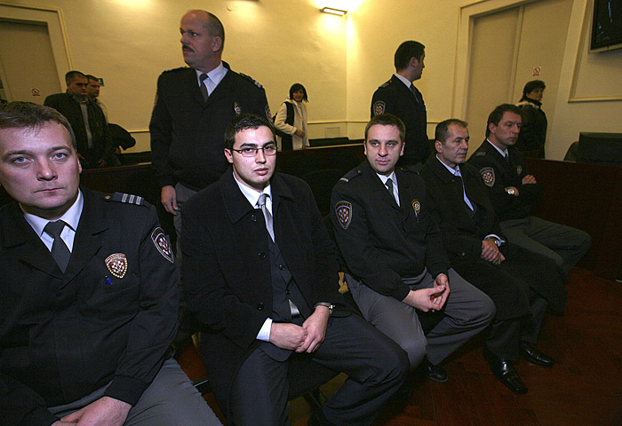 Zagreb, 091209.Zupanijski sud na Zrinjevcu, sudjenje Antunu Blazevicu i Zoranu Vukojevicu zbog trostrukog ubojstva.Na slici: Zoran Vukojevic.Foto: Damjan Tadic / CROPIX