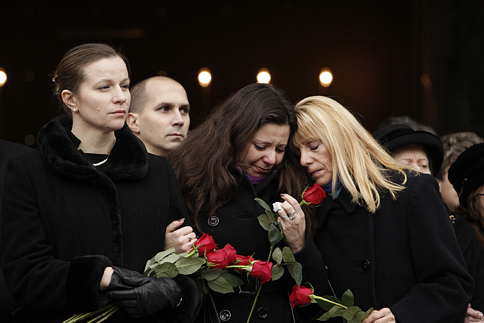 Zagreb, 091209.Posljednji ispracaj Maestra Vjekoslava Suteja na gradskom groblju Mirogoj.Na slici Supruga Ivana, kci Alemka Sutej i tugujuca obitelj.Foto: Dragan Matic / Cropix