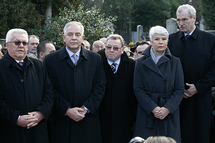Zagreb,101209.Deseta obljetnica smrti prvog hrvatskog predsjednika dr. Franje Tudjmana uz mnostvo ljudi kraj njegovog groba na groblju Mirogoj. Luka Bebic, Ivo Sanader, Vladimir Seks, Jadranka Kosor I Andrija Hebrang.Foto: Ranko Suvar / CROPIX