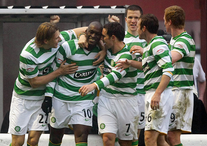 Celtic's Marc-Antoine Fortune(2ndL) celebrates with his team mates after scoring the winning goal against Motherwell during their Scottish Premier League soccer match in Motherwell, Scotland December 12, 2009. REUTERS/David Moir (BRITAIN - Tags: SPORT SOCCER)