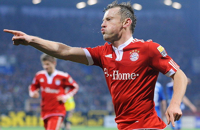 RESTRICTIONS / EMBARGO - ONLINE CLIENTS MAY USE UP TO SIX IMAGES DURING EACH MATCH WITHOUT THE AUTHORISATION OF THE DFL. NO MOBILE USE DURING THE MATCH AND FOR A FURTHER TWO HOURS AFTERWARDS IS PERMITTED WITHOUT THE AUTHORISATION OF THE DFL.Bayern Munich's Croatian striker Ivica Olic celebrates scoring during the German first division Bundesliga football match VfL Bochum vs FC Bayern Munich in the western German city of Bochum on December 12, 2009.  AFP PHOTO DDP / CLEMENS BILAN  GERMANY OUT