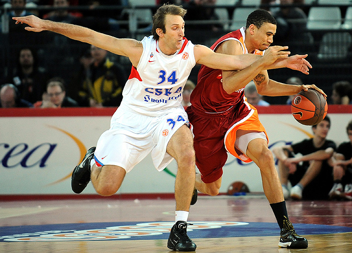 CSKA Moscow's Croatian guard Zoran Planinic (L) vies with Virtus Lottomatica US guard Ibrahim Jaaber during their basketball Euroleague group C game 7, in Rome's Palalottomatica, on December 10, 2009. AFP PHOTO / ALBERTO PIZZOLI