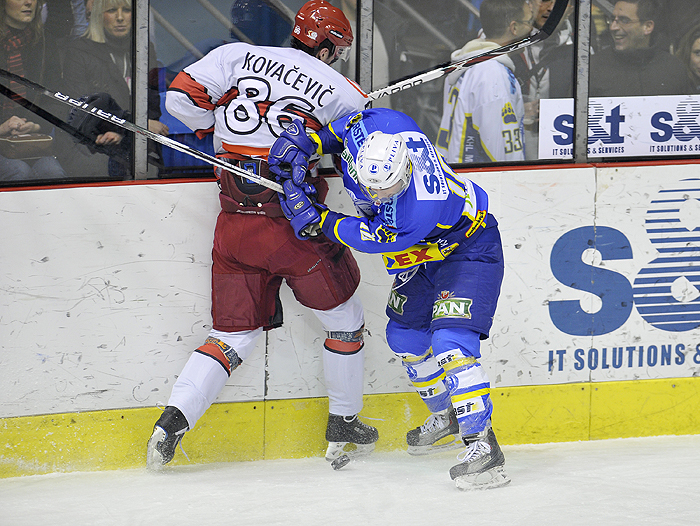 Zagreb , 131209.EBEL hokejaska liga KHL Medvescak Zagreb - HK Acroni Jesenice. Na slici su: Sabahudin Kovacevic i Thomas Guidarelli.Foto Marko Miscevic/ CROPIX