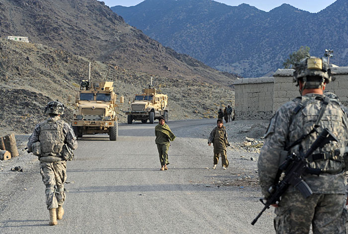 US soldiers from First Batallion, 32nd infantry Regiment 3rd Brigade, 10th Mountain division patrol in Kunar on December 14, 2009.  US President Barack Obama vowed December 10 that Afghanistan would not become a 