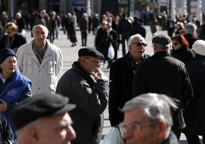 Zagreb, 060309.Nakon nekoliko dana uporne kise Zagrepcani su konacno docekali sunce i toplo vrijeme sto su neki gradjani, vecinom umirovljenici, iskoristili za setnju preko glavnog zagrebackog trga uz pokoju usputnu cigaretu.Foto: Damjan Tadic / CROPIX