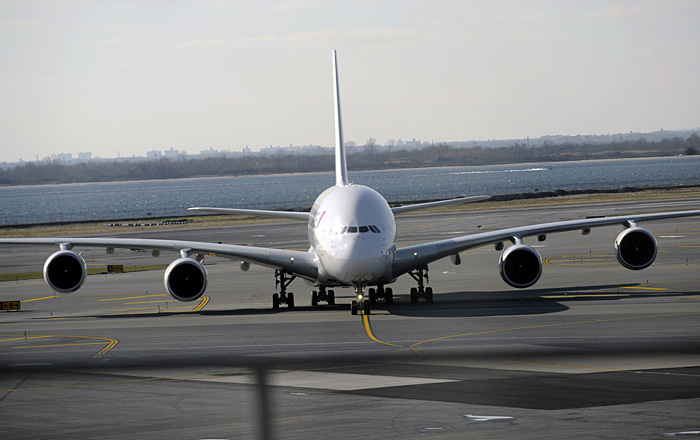 An Airbus A380 operated by Air France lands for the first time on a commercial Paris-New York route at John F. Kennedy Airport in New York on November 20, 2009.           AFP PHOTO/Emmanuel Dunand