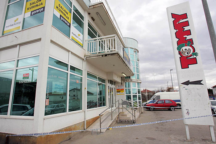 kastel stari, 270106Trgovina tommy u kastel starom ispred koje se pucalo.pucnjavasnimio:jakov prkic-crn-