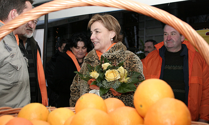 Karlovac 151209.HNS-ova predsjednicka kandidatkinja Vesna Pusic posjetila je karlovacki Bozicni sajam i tamo se druzila s gradjanima i djelila im poklone.Foto: Mario Pusic / CROPIX