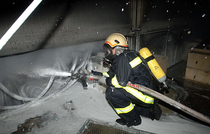 Dubrovnik, 151209.Veceras je u Komolcu, u neposrednoj blizini Dubrovnika doslo do pozara na trafo stanici, uslijed cega je cijelo dubrovacko podrucje ostalo bez elektricne energije.Foto: Admir Buljubasic / CROPIX