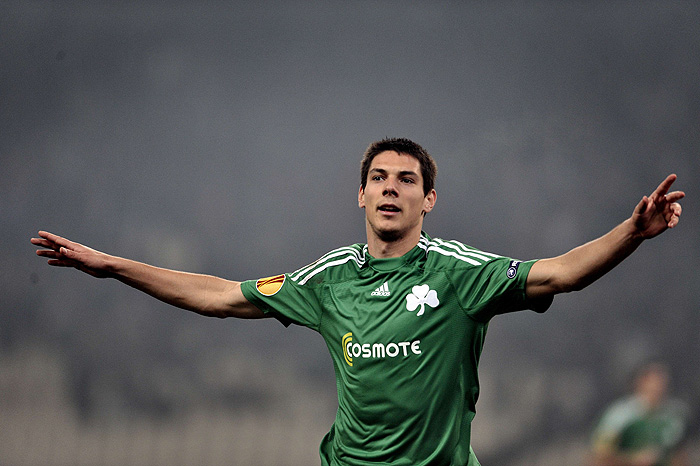 Panathinaikos' Ante Rukavina (C) celebrates after scoring against Dinamo Bucharest during their Europa League football game at the Athens Olympic stadium on December 16, 2009. AFP PHOTO / ARIS MESSINIS