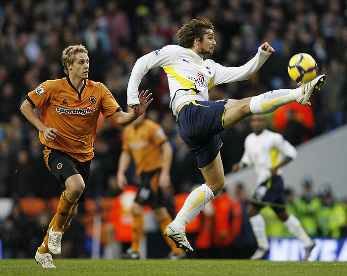 Tottenham Hotspur's Croatian midfielder Niko Kranjcar (R) vies with Wolverhampton Wanderers'  Welsh midfielder David Edwards (L) during the English Premier League football match between Tottenham Hotspur and Wolverhampton Wanderers at White Hart Lane, north London, England on December 12, 2009. AFP PHOTO/Glyn KirkFOR EDITORIAL USE ONLY Additional licence required for any commercial/promotional use or use on TV or internet (except identical online version of newspaper) of Premier League/Football League photos. Tel DataCo +44 207 2981656. Do not alter/modify photo. 