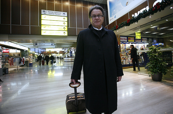 Zagreb, 171209.Novinar Tomislav Zidak i nogometni trener Miroslav Ciro Blazevic u zracnoj luci Pleso pred Cirin odlazak u Sangaj. Na slici: Ciro Blazevic.Foto: Ranko Suvar / CROPIX
