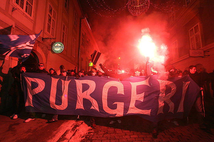 Zagreb, 171209.Mimohod BBB-a: Trg bana Jelacica, Kamenita vrata, Krvavi most, Dolac, pred utakmicu Europska liga, 6. kolo skupine A Dinamo - Temisvar.Na slici: Bakljada u Radicevoj ulici.Foto: Damjan Tadic / CROPIX