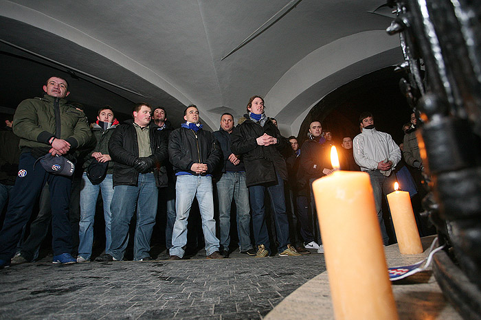 Zagreb, 171209.Mimohod BBB-a: Trg bana Jelacica, Kamenita vrata, Krvavi most, Dolac, pred utakmicu Europska liga, 6. kolo skupine A Dinamo - Temisvar.Na slici: paljenje svijeca na Kamenitim vratima.Foto: Damjan Tadic / CROPIX