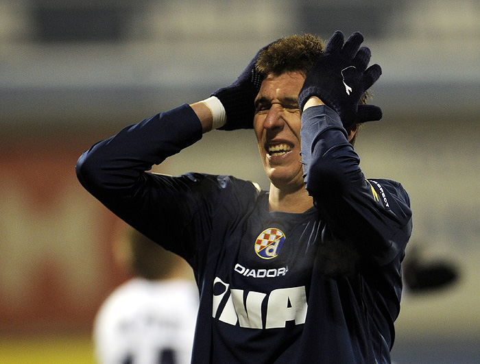 Zagreb, 171209.Stadion Maksimir.Nogometna utakmica Uefine Europske Lige, skupine A, 6. kolo izmedju Dinama i rumunjskog Temisvara.Na slici: Mario Mandzukic tuzan nakon fulane sanse.Foto: Drago Sopta / CROPIX
