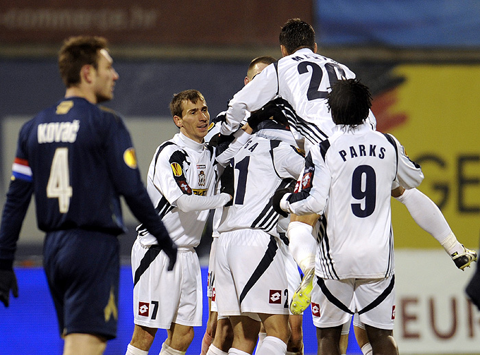 Zagreb, 171209.Stadion Maksimir.Nogometna utakmica Uefine Europske Lige, skupine A, 6. kolo izmedju Dinama i rumunjskog Temisvara.Na slici: slavlje igraca Temisvara nakon gola, pored Robert Kovac kapetan Dinama.Foto: Drago Sopta / CROPIX