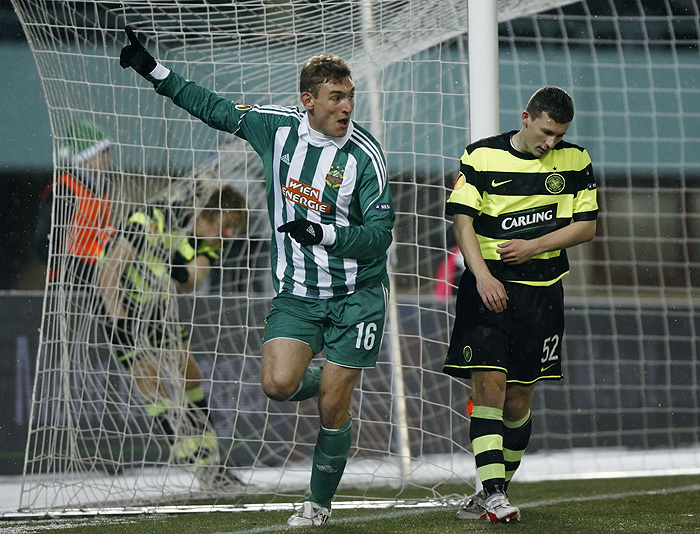 Nikica Jelavic (L) of Rapid Vienna celebrates his goal against Celtic as Paul Caddis walks away during their Europa League soccer match at Ernst Happel Stadium in Vienna December 17, 2009. REUTERS/Heinz-Peter Bader (AUSTRIA - Tags: SPORT SOCCER)